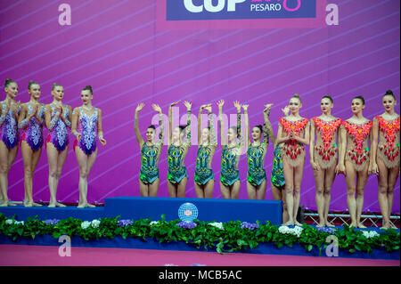 Pesaro, Italie. 14 avr, 2018. (L-R) l'équipe de Biélorussie (BLR), équipe d'Italie (ITA), l'équipe de la Russie (RUS), cérémonie de remise du Prix pour le groupe de la Coupe du Monde FIG de Gymnastique Rythmique Pesaro 2018 Cérémonie de remise des prix pour le groupe à l'Adriatic Arena à Pesaro, Italie, le 14 avril 2018. Credit : Enrico Calderoni/AFLO SPORT/Alamy Live News Banque D'Images