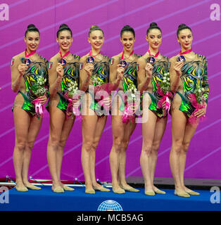 Pesaro, Italie. 14 avr, 2018. Équipe d'Italie (ITA), cérémonie de remise du Prix pour le groupe de la Coupe du Monde FIG de Gymnastique Rythmique Pesaro 2018 Cérémonie de remise des prix pour le groupe à l'Adriatic Arena à Pesaro, Italie, le 14 avril 2018. Credit : Enrico Calderoni/AFLO SPORT/Alamy Live News Banque D'Images