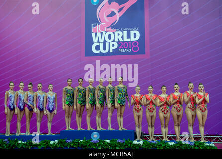 Pesaro, Italie. 14 avr, 2018. (L-R) l'équipe de Biélorussie (BLR), équipe d'Italie (ITA), l'équipe de la Russie (RUS), cérémonie de remise du Prix pour le groupe de la Coupe du Monde FIG de Gymnastique Rythmique Pesaro 2018 Cérémonie de remise des prix pour le groupe à l'Adriatic Arena à Pesaro, Italie, le 14 avril 2018. Credit : Enrico Calderoni/AFLO SPORT/Alamy Live News Banque D'Images