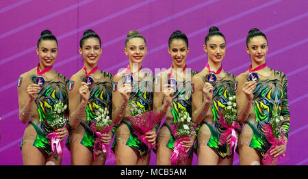 Pesaro, Italie. 14 avr, 2018. Équipe d'Italie (ITA), cérémonie de remise du Prix pour le groupe de la Coupe du Monde FIG de Gymnastique Rythmique Pesaro 2018 Cérémonie de remise des prix pour le groupe à l'Adriatic Arena à Pesaro, Italie, le 14 avril 2018. Credit : Enrico Calderoni/AFLO SPORT/Alamy Live News Banque D'Images