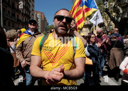 Barcelone, Espagne. 15 avril, 2018. La liberté pour les prisonniers politiques de démonstration dans le centre de Barcelone, dans av. del parallèle. Des centaines de milliers de Catalans se rassembler dans une manifestation pour soutenir les prisonniers politiques qui ont été arrêtés à Madrid pour comportement anti-constitutionnelle. Credit : rich bowen/Alamy Live News Banque D'Images