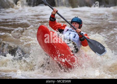 Helsinki, Finlande. 15 avril, 2018. Racer non identifiés lors de l'assemblée annuelle du kayak de brise-glace à la concurrence le Vanhankaupunginkoski rapids à Helsinki, en Finlande. Credit : Mikko Palonkorpi/Alamy Live News Banque D'Images