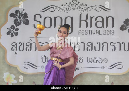 London UK. 15 avril 2018. Un danseur traditionnel thaï en prestation au Nouvel An Thaï (Songkran) à l'Buddhapadipa Temple à Wimbledon, le plus grand temple thaïlandais au Royaume-Uni avec les cérémonies religieuses de la musique et de la danse classique thaïlandais ainsi que des spectacles stands vendant de la nourriture thaïe, l'épicerie et de souvenirs Crédit : amer ghazzal/Alamy Live News Banque D'Images