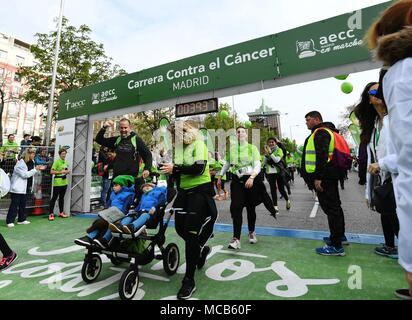 (180415) -- MADRID, 15 avril (Xinhua) -- porteur atteindre la ligne d'arrivée de la course de Madrid en mars contre le cancer à Madrid, Espagne, le 15 avril 2018. La course a eu lieu par l'Association espagnole contre le cancer, dans le but de sensibiliser le public sur l'attention et l'anticancéreux ayant un mode de vie sain. (Xinhua/Guo Qiuda) Banque D'Images