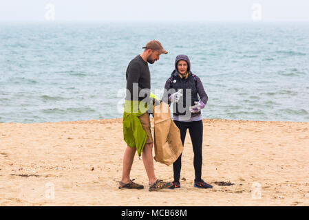 Bournemouth, Dorset, UK. 15 avril 2018. De plastique Bournemouth tenir leur première communauté dans le cadre du nettoyage de la plage Surfers Against Sewage Plage ressort propre. Bénévoles participent à ramasser les déchets entre Boscombe Pier et de la jetée de Bournemouth, malgré la météo maussade avec de la pluie sur son chemin. Credit : Carolyn Jenkins/Alamy Live News Banque D'Images