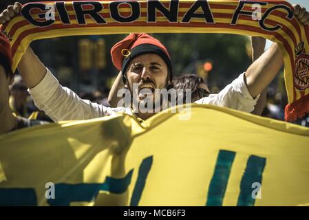 Barcelone, Catalogne, Espagne. Apr 15, 2018. Barcelone, Espagne. 15 avril, 2018 : Des milliers de séparatistes catalans crier des slogans comme ils protestent pour la libération des emprisonnés les politiciens pro-indépendance Crédit : Matthias Rickenbach/ZUMA/Alamy Fil Live News Banque D'Images