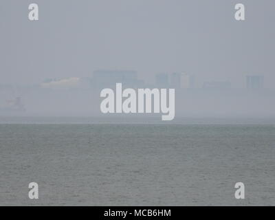 Sheerness, Kent, UK. 15 avril, 2018. Météo France : un après-midi agréable avec beaucoup d'éclaircies à Sheerness. Southend on sea commence à apparaître comme le soleil brûle au large de la brume. Credit : James Bell/Alamy Live News Banque D'Images