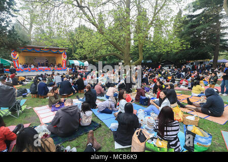 London UK. 15 avril 2018. Les membres de la communauté Thaï britannique fêter Nouvel An Thaï (Songkran) à l'Buddhapadipa Temple à Wimbledon, le plus grand temple thaïlandais au Royaume-Uni avec les cérémonies religieuses de la musique et de la danse classique thaïlandais ainsi que des spectacles stands vendant de la nourriture thaïe, l'épicerie et de souvenirs Crédit : amer ghazzal/Alamy Live News Banque D'Images