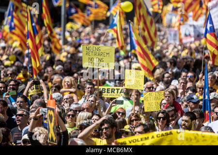 Barcelone, Espagne 15 avril 2018 manifestants vu holding banner et brandissant le drapeau catalan lors de la manifestation. Une manifestation organisée par des organisations sociales, culturelles, les syndicats et les partis, sous la devise 'Nous voulons que vous à la maison'. Credit : SOPA/Alamy Images Limited Live News Banque D'Images