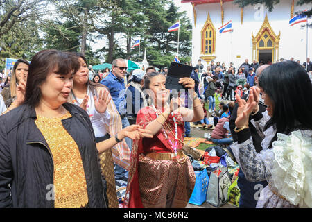 London UK. 15 avril 2018. Les membres de la communauté Thaï britannique célèbrent le Nouvel An Thaï (Songkran) à l'Buddhapadipa Temple à Wimbledon, le plus grand temple thaïlandais au Royaume-Uni avec les cérémonies religieuses de la musique et de la danse classique thaïlandais ainsi que des spectacles stands vendant de la nourriture thaïe, l'épicerie et de souvenirs Crédit : amer ghazzal/Alamy Live News Banque D'Images