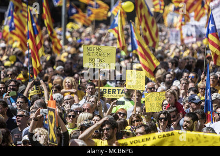 Barcelone, Espagne. Apr 15, 2018. Vu les manifestants holding banner et brandissant le drapeau catalan pendant la manifestation.Des centaines de milliers de personnes ont manifesté à Barcelone pour exiger la libération des prisonniers politiques catalans dans les prisons de Madrid, six mois après les premiers l'emprisonnement. Une manifestation organisée par des organisations sociales, culturelles, les syndicats et les partis, sous la devise ''Nous voulons que vous à la maison' Credit : Victor Serri Images/SOPA Banque D'Images