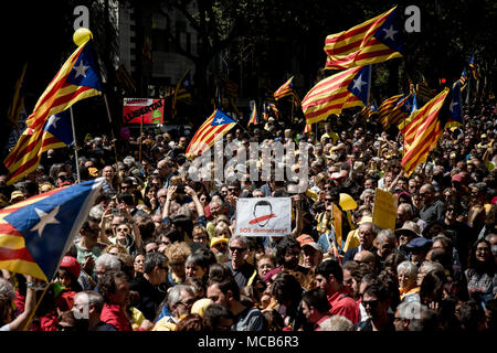 Barcelone, Espagne 15 Avril 2018 Des centaines de milliers de partisans de l'indépendance de mars par les rues de Barcelone pour réclamer la libération des dirigeants emprisonnés Catalan. Crédit : Jordi Boixareu/Alamy Live News Banque D'Images