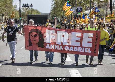 Barcelone, Espagne. Apr 15, 2018. Manifestant un drapeau qui exigeant le gouvernement espagnol de prisonnier politique libre Anna Gabriel.Des centaines de milliers de personnes ont manifesté à Barcelone pour exiger la libération des prisonniers politiques catalans dans les prisons de Madrid, six mois après les premiers l'emprisonnement. Credit : ZUMA Press, Inc./Alamy Live News Crédit : ZUMA Press, Inc./Alamy Live News Banque D'Images