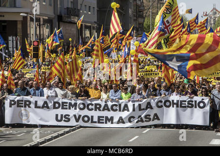 Barcelone, Espagne. Apr 15, 2018. Vu les manifestants tenant une grande banderole et brandissant le drapeau catalan pendant la manifestation.Des centaines de milliers de personnes ont manifesté à Barcelone pour exiger la libération des prisonniers politiques catalans dans les prisons de Madrid, six mois après les premiers l'emprisonnement. Une manifestation organisée par des organisations sociales, culturelles, les syndicats et les partis, sous la devise ''Nous voulons que vous à la maison' Credit : Victor Serri/SOP Banque D'Images