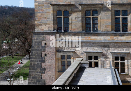 10 avril 2018, la République tchèque, Prague : Une vue extérieure de l'aile latérale du château de Prague. Le château fut le siège de la République tchèque image et des rois jusqu'au 16ème siècle. La fenêtre (en haut, L) a été le site de l'historique de Prague efenestration "deuxième" qui a eu lieu le 23 mai 1618, marquant le début de la "Guerre de Trente Ans", un tournant important dans l'histoire de l'Europe. Photo : Monika Skolimowska/dpa-Zentralbild/dpa Banque D'Images