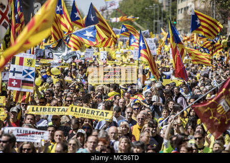 Barcelone, Espagne. Apr 15, 2018. Vu les manifestants holding banner et brandissant le drapeau catalan pendant la manifestation.Des centaines de milliers de personnes ont manifesté à Barcelone pour exiger la libération des prisonniers politiques catalans dans les prisons de Madrid, six mois après les premiers l'emprisonnement. Une manifestation organisée par des organisations sociales, culturelles, les syndicats et les partis, sous la devise ''Nous voulons que vous à la maison' Credit : Victor Serri Images/SOPA Banque D'Images