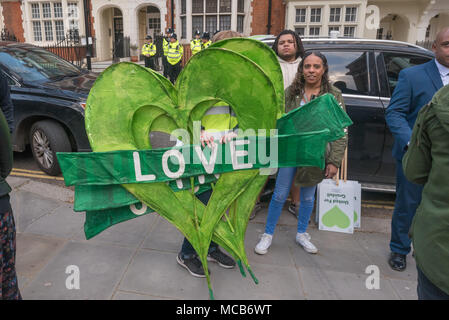 Londres, Royaume-Uni. 14 avr, 2018. L lage Grenfell coeurs arrivent à être transportées sur la marche silencieuse marquant 10 mois depuis la catastrophe.Ils veulent la justice avec les responsables d'être traduits en justice, pour la communauté concerne d'être entendu et pour que les changements soient faits pour assurer la sécurité de tous, notamment ceux qui vivent dans des logements sociaux. Crédit : Peter Marshall/Alamy Live News Banque D'Images