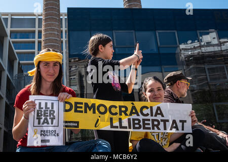 Barcelone, Espagne. Apr 15, 2018. Les protestataires vu élever une signalisation pour réclamer la démocratie et de la liberté. L'indépendance massive sur la clameur rues de Barcelone pour exiger la libération des prisonniers politiques. Avec la devise "nous voulons que vous à la maison' plus de 300 000 personnes ont visité les rues de la ville catalane de démontrer au gouvernement espagnol que les prisonniers politiques "ne sont pas seuls". Credit : SOPA/Alamy Images Limited Live News Banque D'Images