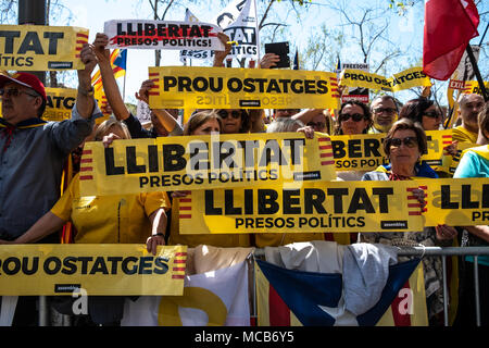 Barcelone, Espagne. Apr 15, 2018. Les protestataires sont vus avec des affiches exigeant la démocratie et la liberté. L'indépendance massive sur la clameur rues de Barcelone pour exiger la libération des prisonniers politiques. Avec la devise "nous voulons que vous à la maison' plus de 300 000 personnes ont visité les rues de la ville catalane de démontrer au gouvernement espagnol que les prisonniers politiques "ne sont pas seuls". Credit : SOPA/Alamy Images Limited Live News Banque D'Images