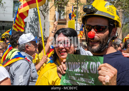 Barcelone, Espagne. Apr 15, 2018. Un pompier avec un nez de clown est perçue lors de la manifestation. L'indépendance massive sur la clameur rues de Barcelone pour exiger la libération des prisonniers politiques. Avec la devise "nous voulons que vous à la maison' plus de 300 000 personnes ont visité les rues de la ville catalane de démontrer au gouvernement espagnol que les prisonniers politiques "ne sont pas seuls". Credit : SOPA/Alamy Images Limited Live News Banque D'Images