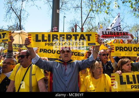 Barcelone, Espagne. Apr 15, 2018. Les protestataires sont vus avec des affiches exigeant la démocratie et la liberté. L'indépendance massive sur la clameur rues de Barcelone pour exiger la libération des prisonniers politiques. Avec la devise "nous voulons que vous à la maison' plus de 300 000 personnes ont visité les rues de la ville catalane de démontrer au gouvernement espagnol que les prisonniers politiques "ne sont pas seuls". Credit : SOPA/Alamy Images Limited Live News Banque D'Images