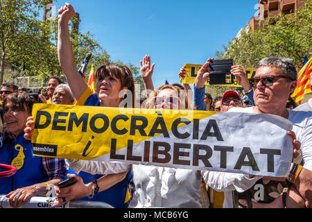 Barcelone, Espagne. Apr 15, 2018. Les protestataires sont vus avec des affiches exigeant la démocratie et la liberté. L'indépendance massive sur la clameur rues de Barcelone pour exiger la libération des prisonniers politiques. Avec la devise "nous voulons que vous à la maison' plus de 300 000 personnes ont visité les rues de la ville catalane de démontrer au gouvernement espagnol que les prisonniers politiques "ne sont pas seuls". Credit : SOPA/Alamy Images Limited Live News Banque D'Images