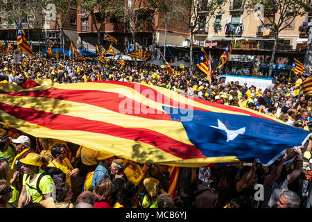 Barcelone, Espagne. Apr 15, 2018. Un grand drapeau de l'indépendance de la Catalogne est perçue lors de la manifestation. L'indépendance massive sur la clameur rues de Barcelone pour exiger la libération des prisonniers politiques. Avec la devise "nous voulons que vous à la maison' plus de 300 000 personnes ont visité les rues de la ville catalane de démontrer au gouvernement espagnol que les prisonniers politiques "ne sont pas seuls". Credit : SOPA/Alamy Images Limited Live News Banque D'Images