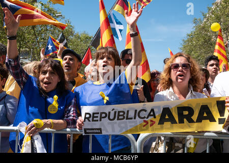 Barcelone, Espagne. Apr 15, 2018. Les protestataires sont vus avec des affiches demandant la république catalane à l'indépendance. L'indépendance massive sur la clameur rues de Barcelone pour exiger la libération des prisonniers politiques. Avec la devise "nous voulons que vous à la maison' plus de 300 000 personnes ont visité les rues de la ville catalane de démontrer au gouvernement espagnol que les prisonniers politiques "ne sont pas seuls". Credit : SOPA/Alamy Images Limited Live News Banque D'Images