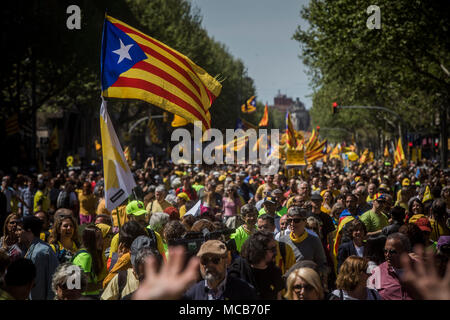 Barcelone, Espagne 15 Avril 2018 Les partisans de l'indépendance de la Catalogne participer à une démonstration des arrêtés. les politiciens catalans De nombreux séparatistes ont été arrêtés dans le cadre de la cité interdite en octobre 2017 référendum pour l'indépendance. Ils sont accusés de rébellion et de détournement de fonds publics. Photo : Santi Palacios/dpa dpa : Crédit photo alliance/Alamy Live News Banque D'Images