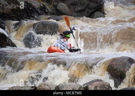 Helsinki, Finlande. 15 avril, 2018. Racer non identifiés lors de l'Assemblée Icebreak 2018 kayak en eau vive concurrence à l'Vanhankaupunginkoski rapids à Helsinki, en Finlande. Credit : Mikko Palonkorpi/Alamy Live News Banque D'Images