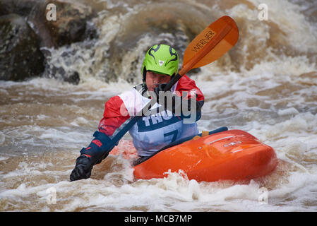 Helsinki, Finlande. 15 avril, 2018. Racer non identifiés lors de l'Assemblée Icebreak 2018 kayak en eau vive concurrence à l'Vanhankaupunginkoski rapids à Helsinki, en Finlande. Credit : Mikko Palonkorpi/Alamy Live News Banque D'Images