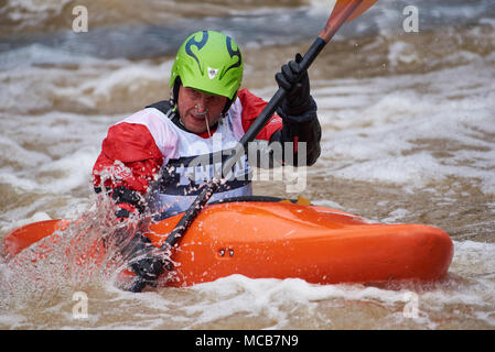 Helsinki, Finlande. 15 avril, 2018. Racer non identifiés lors de l'Assemblée Icebreak 2018 kayak en eau vive concurrence à l'Vanhankaupunginkoski rapids à Helsinki, en Finlande. Credit : Mikko Palonkorpi/Alamy Live News Banque D'Images