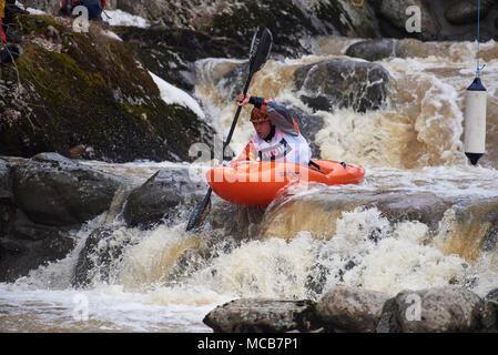 Helsinki, Finlande. 15 avril, 2018. Racer non identifiés lors de l'Assemblée Icebreak 2018 kayak en eau vive concurrence à l'Vanhankaupunginkoski rapids à Helsinki, en Finlande. Credit : Mikko Palonkorpi/Alamy Live News Banque D'Images