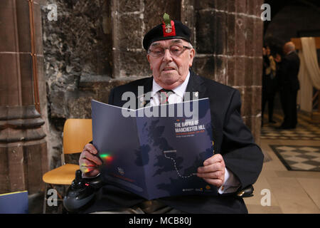 Manchester, UK. Apr 15, 2018. George Brown, ancien combattant ayant servi dans le 8e régiment s'occupe pour commémorer la bataille de la colline de Manchester il y a 100 ans en France qui a vu la perte de 79 hommes, la Cathédrale de Manchester, Manchester, 15 avril, 2018 (C)Barbara Cook/Alamy Live News Crédit : Barbara Cook/Alamy Live News Banque D'Images