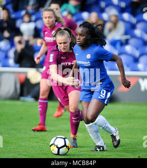 Kingston upon Thames, Londres, Angleterre. 15 avril 2018 : Eniola Aluko de Chelsea protège la balle pendant l'ETI Women's FA Cup demi-finale entre Chelsea et les femmes titulaires de FA Cup Manchester City femmes à la Cherry Red Records Stadium à Surrey. © David Partridge / Alamy Live News Banque D'Images