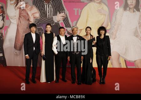 15 avril 2018 - Hong Kong, Chine - acteur/réalisateur qui a dirigé les mains vides, Chapman à ( Centre, troisième en partant de la gauche ) pose pour les médias avec meilleur acteur de soutien prête-nom Yasuaki Kurata à côté de lui sur le tapis rouge. Apr-15,2018 Hong Kong.ZUMA/Liau Chung Ren (crédit Image : © Liau Chung Ren via Zuma sur le fil) Banque D'Images