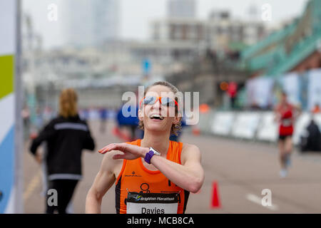 Brighton, UK 15 avril 2018 Des milliers de coureurs envahissent les rues de Brighton et Hove dans le Brighton 2018 Marathon. Apr 15, 2018. Les participants viennent de toutes les régions du Royaume-Uni pour rejoindre le marathon qui comprend une course de 26,2 milles de Preston Park et un 10km de course les coureurs d'élite de Withdean Stadium. Le marathon a causé un certain nombre de routes dans la région de Brighton à être fermé tout au long de la journée et certains itinéraires des bus à annuler Crédit : Matt Duckett/IMAGESLIVE/ZUMA/Alamy Fil Live News Banque D'Images