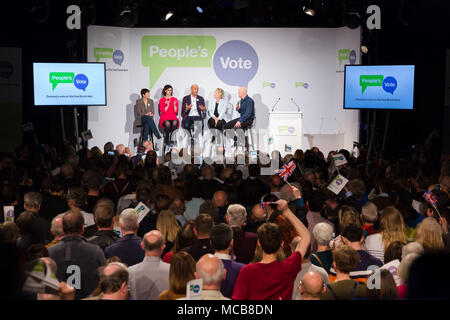 Londres, Royaume-Uni. 15 avril 2018. Caroline Lucas MP, Layla Moran MP, Chuka Umunna MP, Anna Soubry MP et du Comédien Andy Parsons à l'intérieur de l'Electric Ballroom à Camden lors de l'événement de lancement de la campagne de vote qui demande un vote public sur l'accord final Brexit. Credit : Vickie Flores/Alamy Live News Banque D'Images