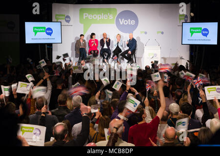 Londres, Royaume-Uni. 15 avril 2018. Caroline Lucas MP, Layla Moran MP, Chuka Umunna MP, Anna Soubry MP et du Comédien Andy Parsons à l'intérieur de l'Electric Ballroom à Camden lors de l'événement de lancement de la campagne de vote qui demande un vote public sur l'accord final Brexit. Credit : Vickie Flores/Alamy Live News Banque D'Images