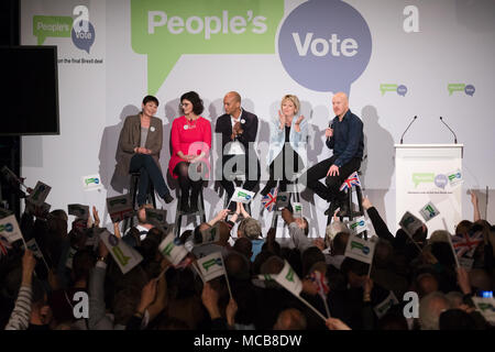 Londres, Royaume-Uni. 15 avril 2018. Caroline Lucas MP, Layla Moran MP, Chuka Umunna MP, Anna Soubry MP et du Comédien Andy Parsons à l'intérieur de l'Electric Ballroom à Camden lors de l'événement de lancement de la campagne de vote qui demande un vote public sur l'accord final Brexit. Credit : Vickie Flores/Alamy Live News Banque D'Images