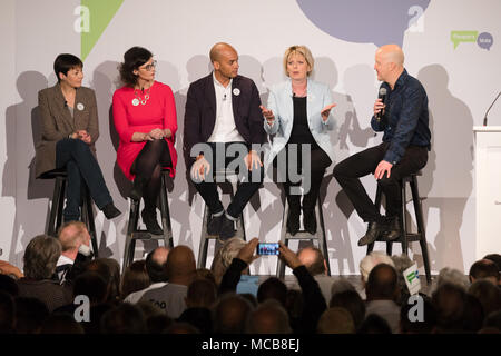 Londres, Royaume-Uni. 15 avril 2018. Caroline Lucas MP, Layla Moran MP, Chuka Umunna MP, Anna Soubry MP et du Comédien Andy Parsons à l'intérieur de l'Electric Ballroom à Camden lors de l'événement de lancement de la campagne de vote qui demande un vote public sur l'accord final Brexit. Credit : Vickie Flores/Alamy Live News Banque D'Images