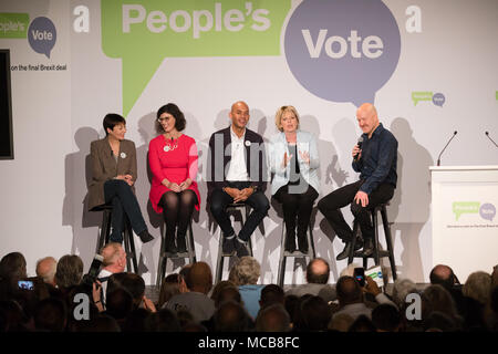 Londres, Royaume-Uni. 15 avril 2018. Caroline Lucas MP, Layla Moran MP, Chuka Umunna MP, Anna Soubry MP et du Comédien Andy Parsons à l'intérieur de l'Electric Ballroom à Camden lors de l'événement de lancement de la campagne de vote qui demande un vote public sur l'accord final Brexit. Credit : Vickie Flores/Alamy Live News Banque D'Images