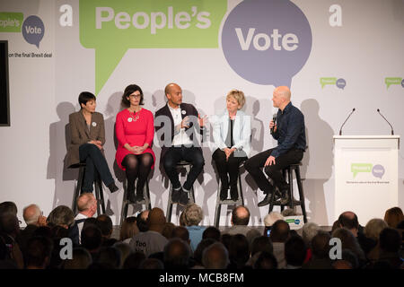 Londres, Royaume-Uni. 15 avril 2018. Caroline Lucas MP, Layla Moran MP, Chuka Umunna MP, Anna Soubry MP et du Comédien Andy Parsons à l'intérieur de l'Electric Ballroom à Camden lors de l'événement de lancement de la campagne de vote qui demande un vote public sur l'accord final Brexit. Credit : Vickie Flores/Alamy Live News Banque D'Images