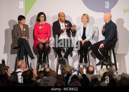 Londres, Royaume-Uni. 15 avril 2018. Caroline Lucas MP, Layla Moran MP, Chuka Umunna MP, Anna Soubry MP et du Comédien Andy Parsons à l'intérieur de l'Electric Ballroom à Camden lors de l'événement de lancement de la campagne de vote qui demande un vote public sur l'accord final Brexit. Credit : Vickie Flores/Alamy Live News Banque D'Images