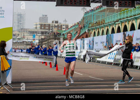 Brighton, UK 15 avril 2018 Des milliers de coureurs envahissent les rues de Brighton et Hove dans le Brighton 2018 Marathon. Apr 15, 2018. Les participants viennent de toutes les régions du Royaume-Uni pour rejoindre le marathon qui comprend une course de 26,2 milles de Preston Park et un 10km de course les coureurs d'élite de Withdean Stadium. Le marathon a causé un certain nombre de routes dans la région de Brighton à être fermé tout au long de la journée et certains itinéraires des bus à annuler Crédit : Matt Duckett/IMAGESLIVE/ZUMA/Alamy Fil Live News Banque D'Images