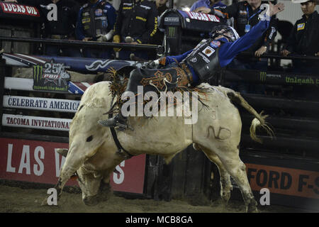 Tacoma, Washington, USA. 14 avr, 2018. Professional bull riders en action à la PBR-Tacoma Invitational au Tacoma Dome à Tacoma, WA. Crédit : Jeff Halstead/ZUMA/Alamy Fil Live News Banque D'Images