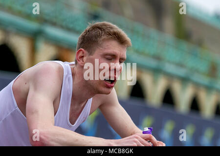 Brighton, UK 15 avril 2018 Des milliers de coureurs envahissent les rues de Brighton et Hove dans le Brighton 2018 Marathon. Apr 15, 2018. Les participants viennent de toutes les régions du Royaume-Uni pour rejoindre le marathon qui comprend une course de 26,2 milles de Preston Park et un 10km de course les coureurs d'élite de Withdean Stadium. Le marathon a causé un certain nombre de routes dans la région de Brighton à être fermé tout au long de la journée et certains itinéraires des bus à annuler Crédit : Matt Duckett/IMAGESLIVE/ZUMA/Alamy Fil Live News Banque D'Images