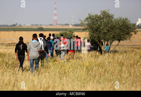 Gaza, la Palestine. Apr 15, 2018. 15 avril 2018 - Khan Younis, dans la bande de Gaza, territoire palestinien - des manifestants palestiniens en conflit avec les forces de sécurité israéliennes près de la frontière avec Israël, à l'est de Khan Younis dans le sud de la bande de Gaza, le 15 avril 2018 (Crédit Image : © Ashraf Amra/APA des images à l'aide de fil) Zuma Zuma Crédit : Press, Inc./Alamy Live News Banque D'Images