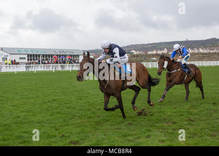 Ffos Las Hippodrome, Trimsaran, Pays de Galles, Royaume-Uni. Dimanche 15 avril 2018. Ballycross (jockey Sam Twiston-Davies) sur la façon de gagner le Ladbrokes Handicap Chase avant d'Alfie Spinner (jockey Richard Patrick) Credit : Gruffydd Thomas/Alamy Live News Banque D'Images