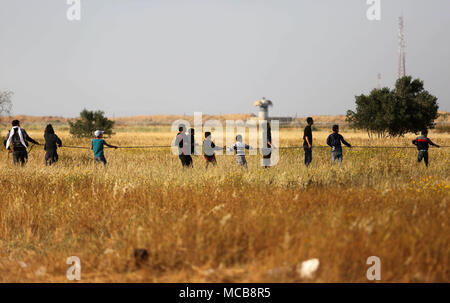 Gaza, la Palestine. Apr 15, 2018. 15 avril 2018 - Khan Younis, dans la bande de Gaza, territoire palestinien - des manifestants palestiniens en conflit avec les forces de sécurité israéliennes près de la frontière avec Israël, à l'est de Khan Younis dans le sud de la bande de Gaza, le 15 avril 2018 (Crédit Image : © Ashraf Amra/APA des images à l'aide de fil) Zuma Zuma Crédit : Press, Inc./Alamy Live News Banque D'Images